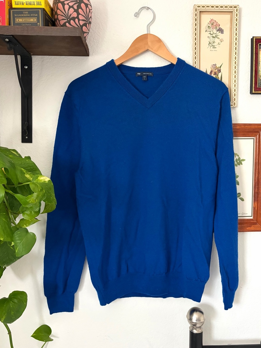 Italian Merino Wool V-Neck Sweater in a deep rich Blue Large - GAP minor flaw